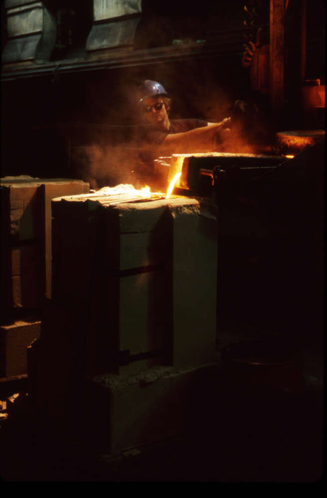Pouring the Hare Sand mold, 1988